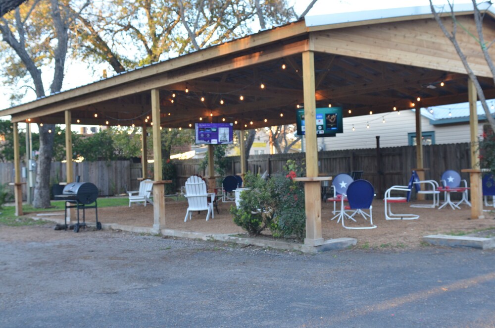 The Oak Motel - photo 52