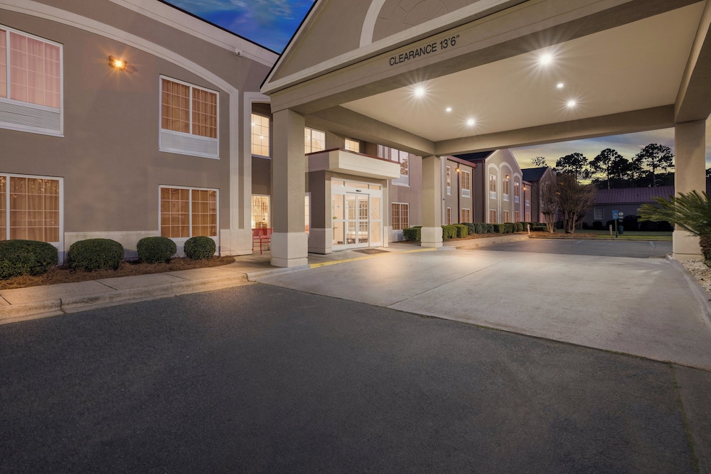 Red Roof Inn & Suites Albany GA - photo 32