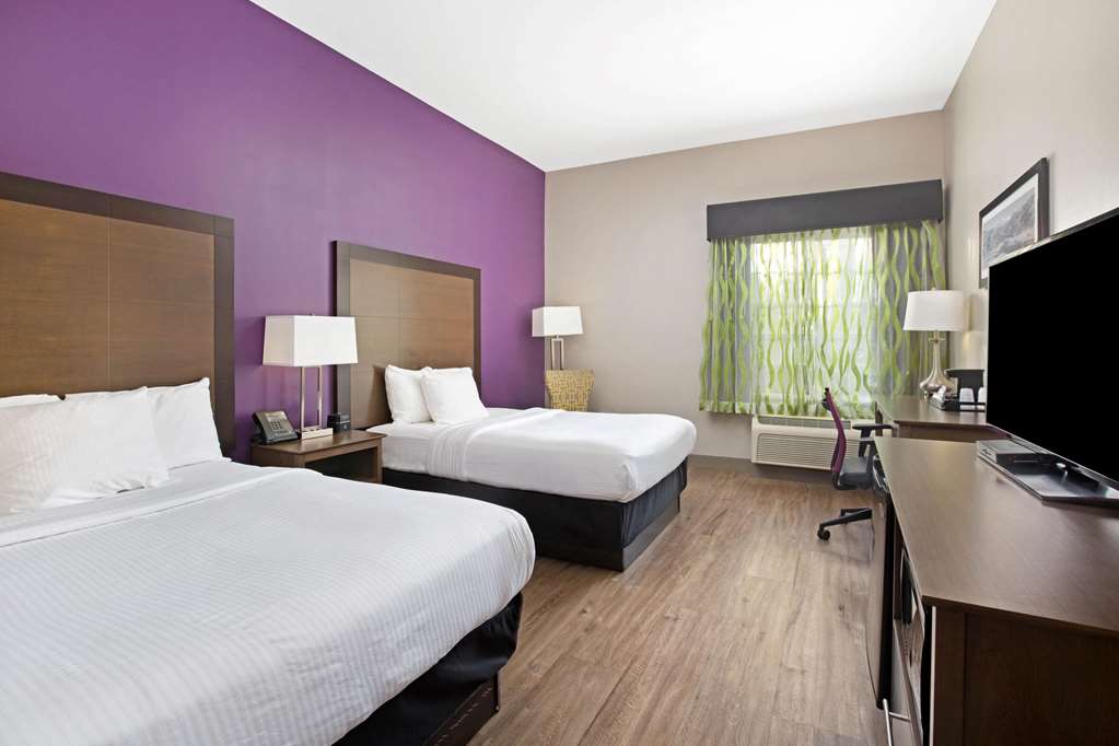 La Quinta Inn & Suites by Wyndham Visalia Sequoia Gateway - photo 39