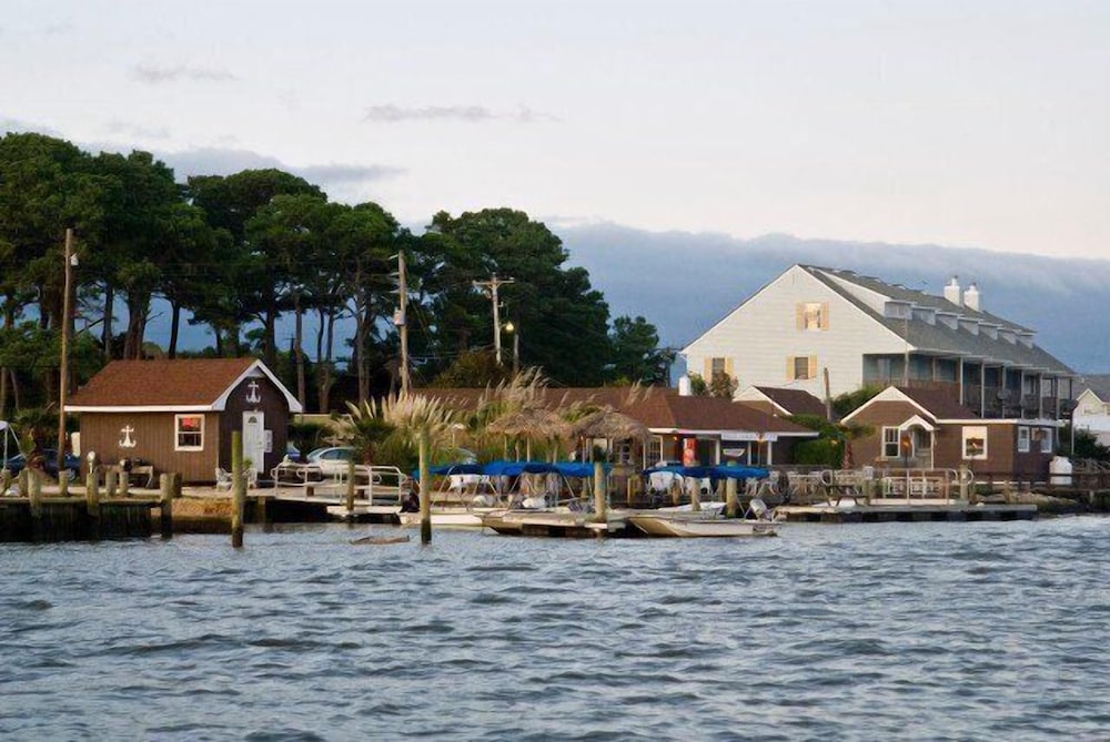 Snug Harbor Marina and Hotel - photo 22