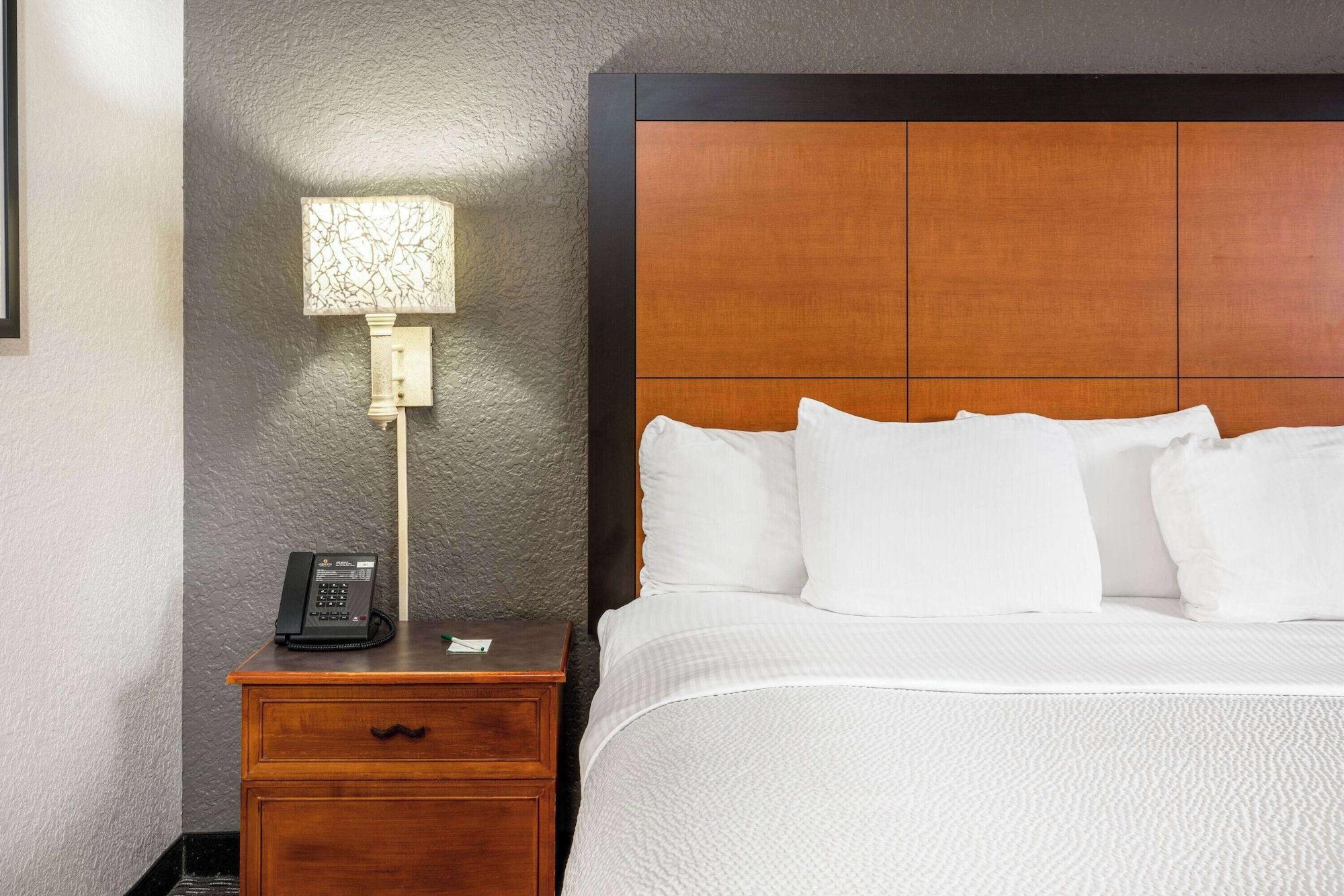 Super 8 by Wyndham The Woodlands North - photo 16