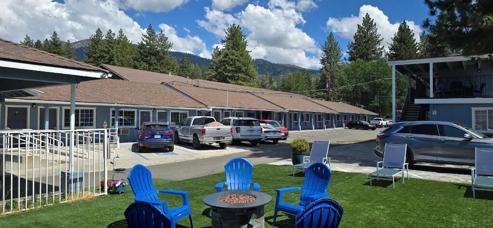 Bluebird Day Inn & Suites - photo 2