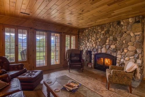 Pine Ridge Log Home with Lake View and Backyard — 4-Star Luxury Hotel in Invermere, Canada