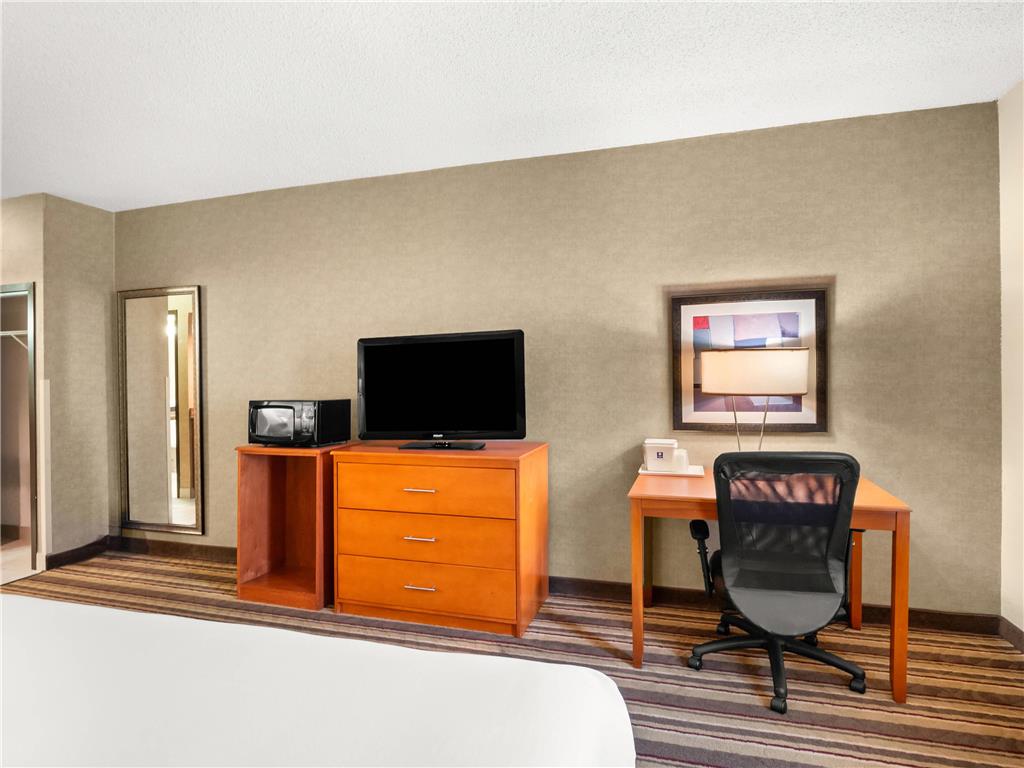 Comfort Inn Metro Airport - photo 33