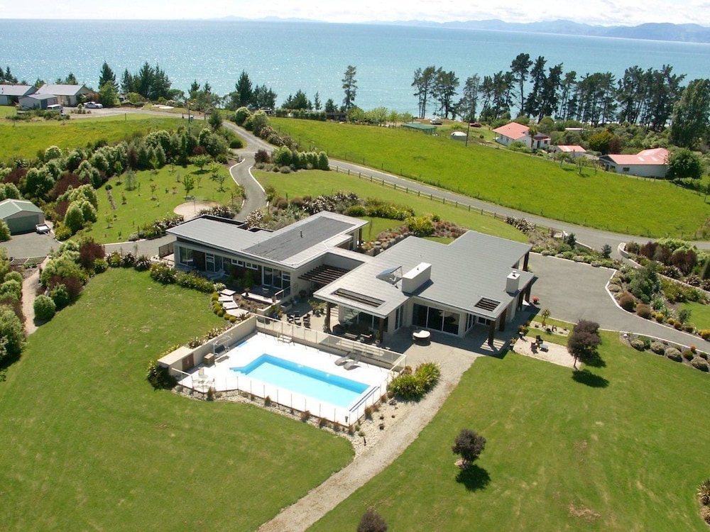 Almyra Waterfront Accommodation — 4-Star Luxury Hotel in Motueka, New Zealand