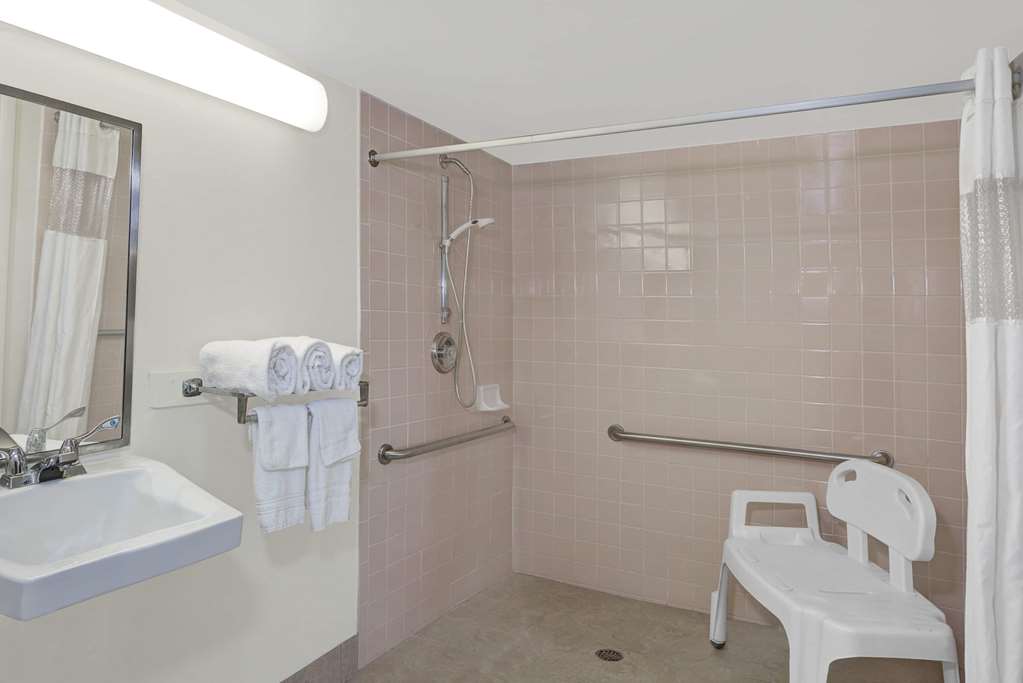 Howard Johnson by Wyndham Ft. Myers FL - photo 6