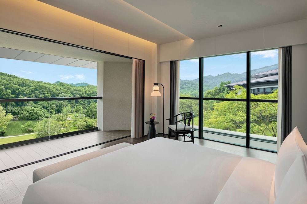 Oriental Resort Guangzhou — 4-Star Luxury Hotel in Guangzhou, People's Republic of China