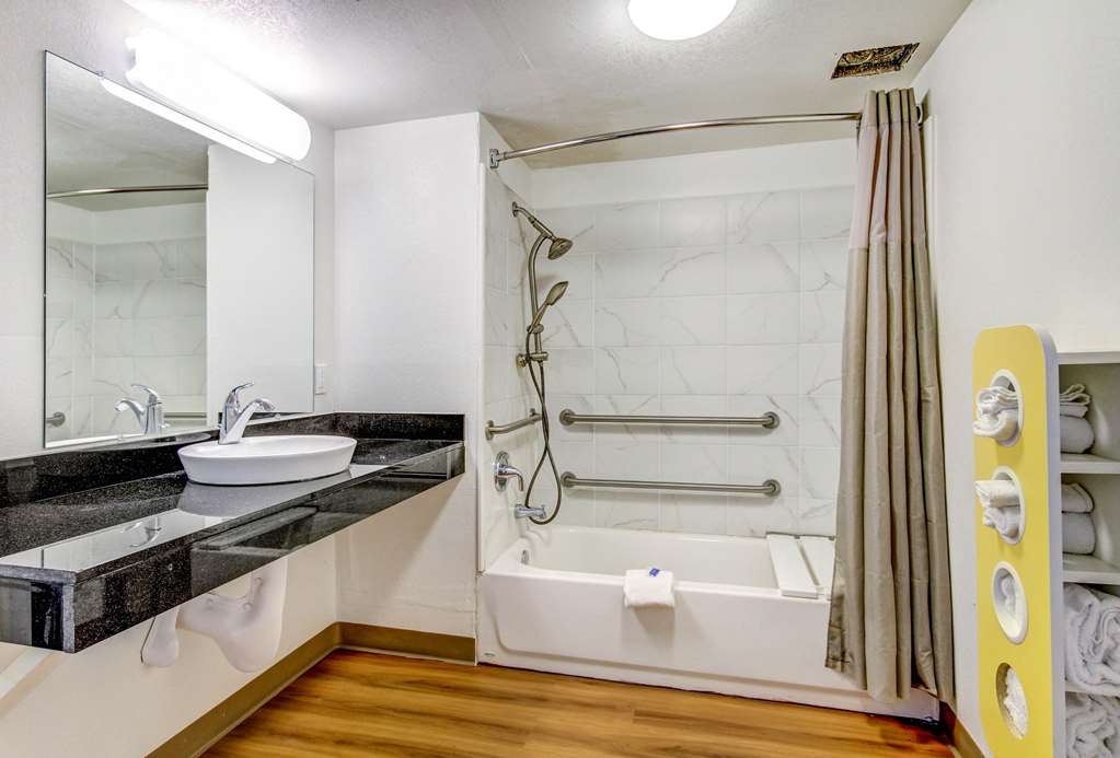 Motel 6 Waco Lacy Lakeview - photo 22