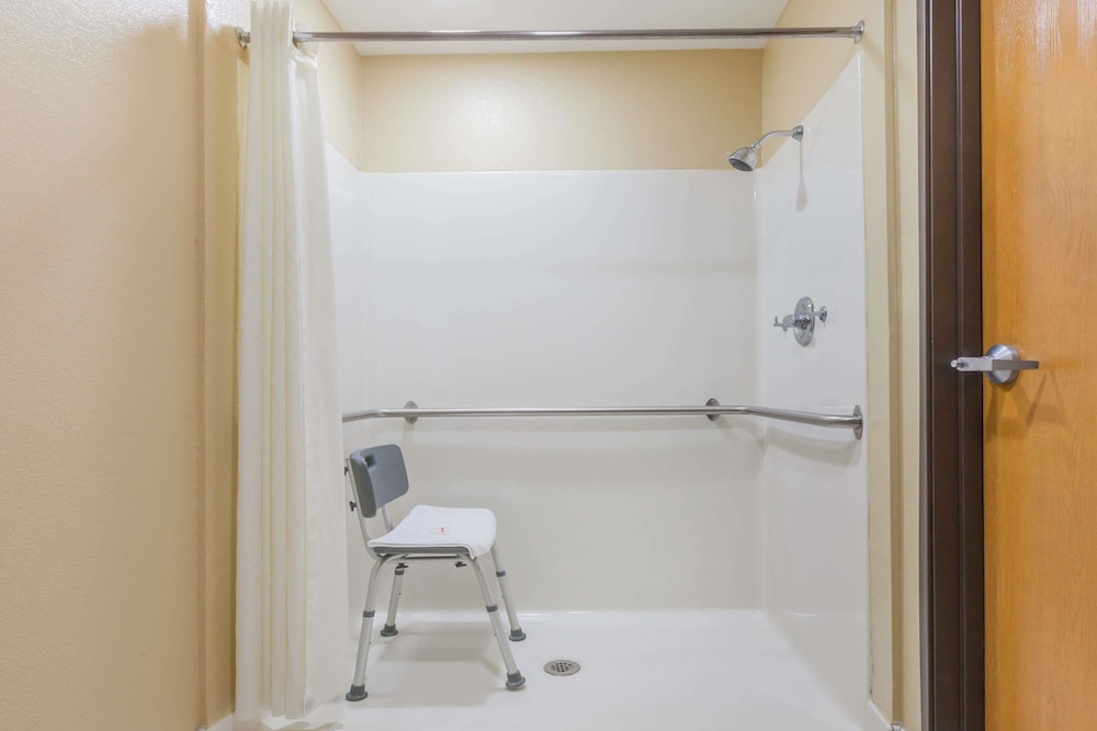 Super 8 by Wyndham Mount Vernon - photo 17