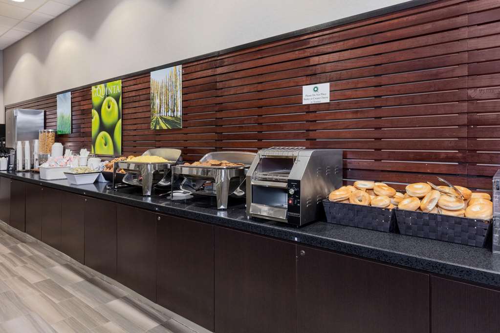 La Quinta Inn & Suites by Wyndham Clifton Rutherford - photo 33