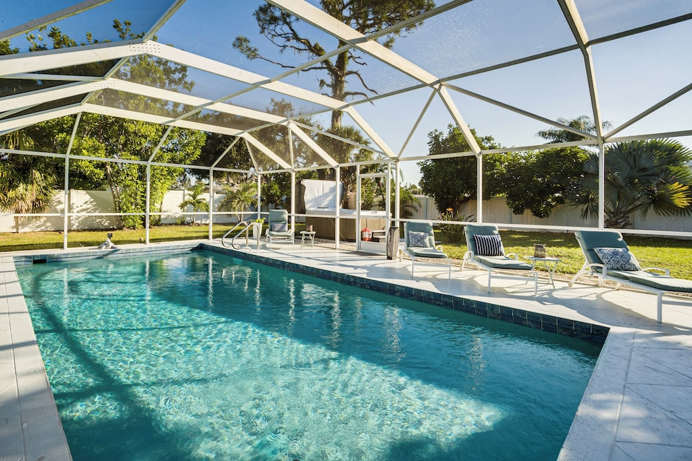 4 Mi to Siesta Key Beach Sunny Home with Hot Tub — 4-Star Luxury Hotel in Sarasota, United States