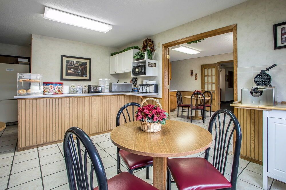 Econo Lodge Inn and Suites Dubuque - photo 8