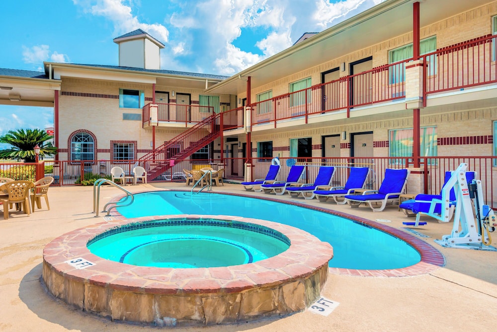 Hill Country Inn & Suites New Braunfels Gruene - photo 13