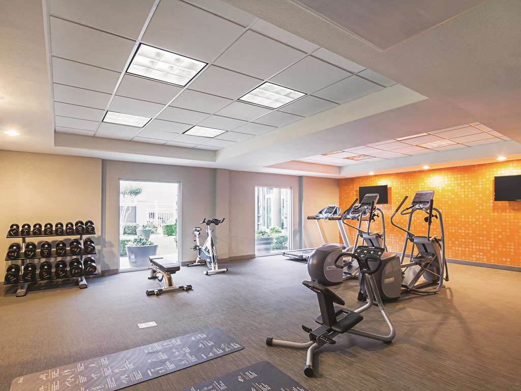 La Quinta Inn & Suites by Wyndham Fort Worth City View - photo 12
