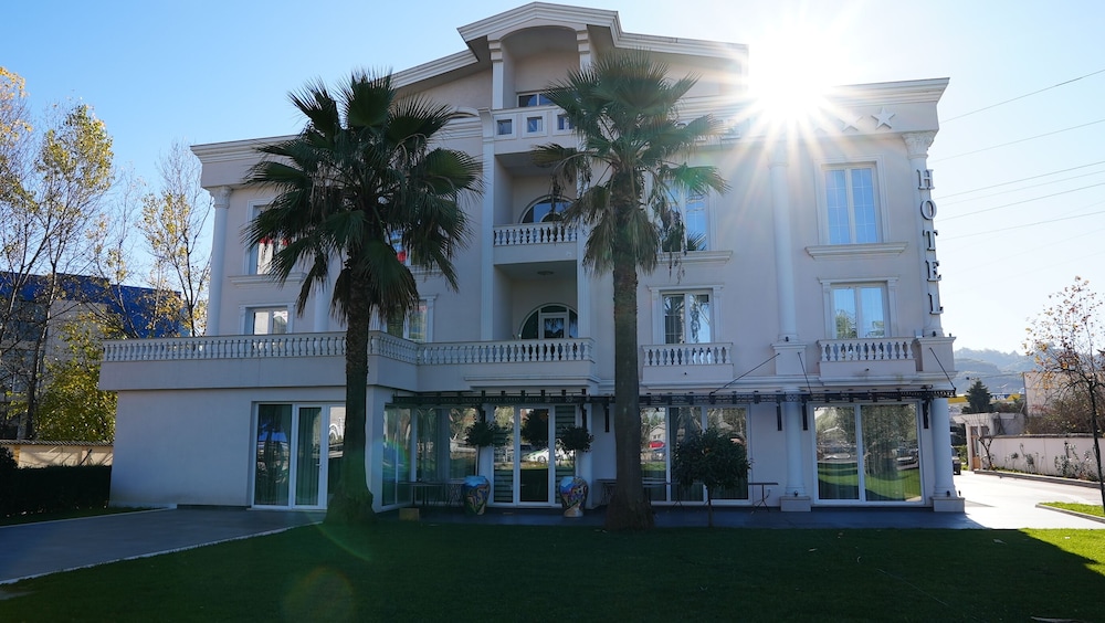 Hotel Eiffel - carbon neutral hotel in Kashar