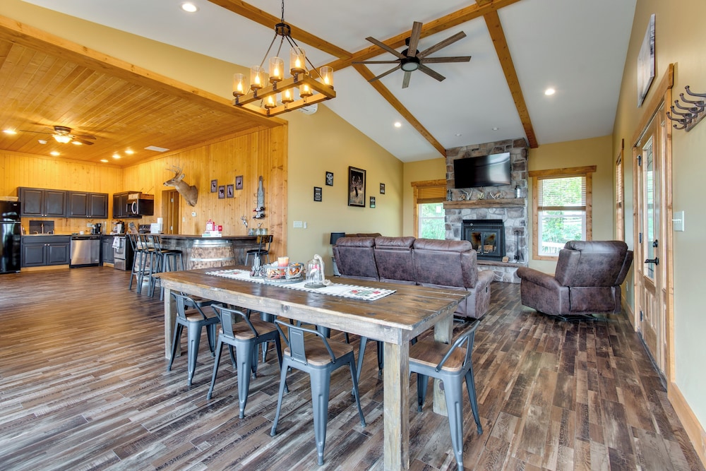 Tranquil La Prairie Retreat with Patio and Fireplace — hotel in Prairie Du Chien