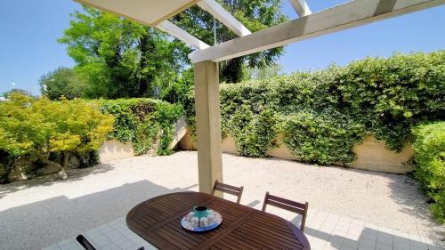 M216 Marcelli bilocale con giardino a 200mt dal mare — 4-Star Luxury Hotel in Marcelli, Italy