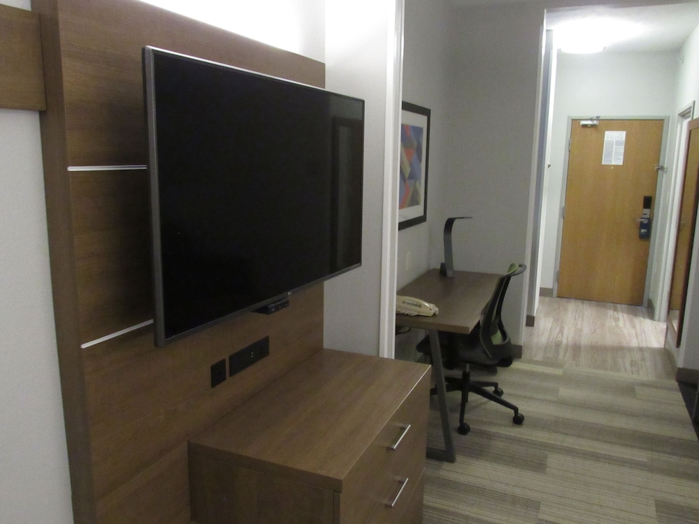 Holiday Inn Express & Suites South Lincoln by IHG - photo 39