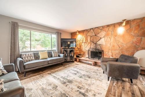Flagstone Hall Family Home w Scenic Views — 4-Star Luxury Hotel in Colorado Springs, United States