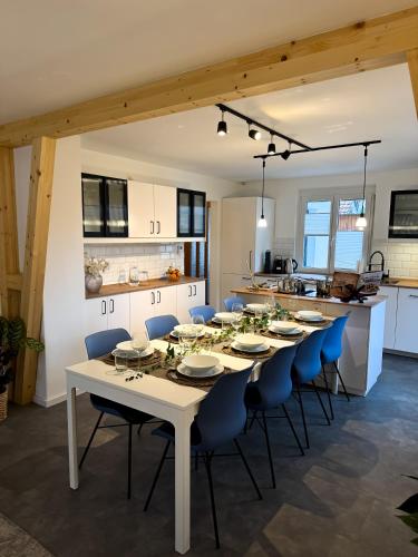 Modernes Ferienhaus Mit Kochinsel Garten 2 Parkplatze Inkl 4 8 Pers — Boeblingen