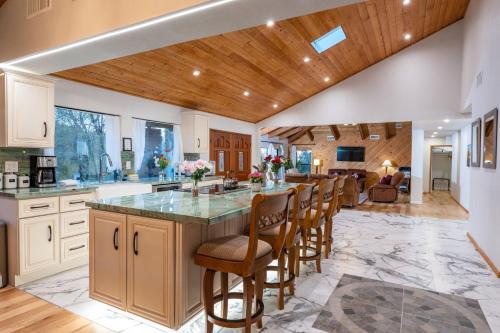 Sunset Retreat Two Houses With Hot Tub Firepit Multiple Kitchens Sleeps 20 — Coarsegold