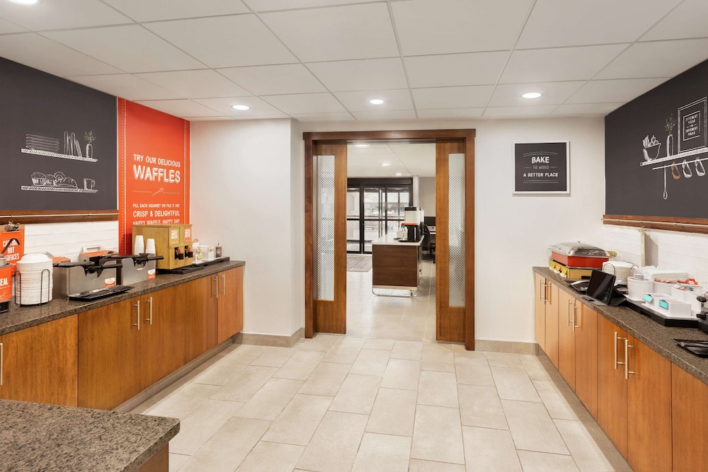 Hampton Inn Milwaukee Brookfield - photo 38
