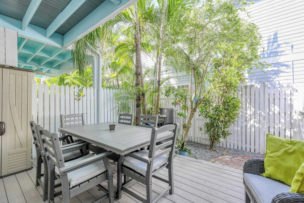 Bahamian Reed by Avantstay Walk to Everything w Community Pool Month Long Stays Only - photo 23