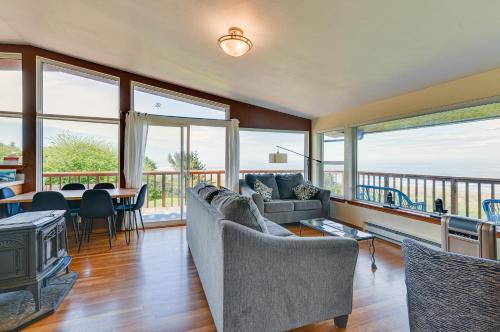 McKinleyville Getaway with Hot Tub and Ocean Views — hotel in Mckinleyville
