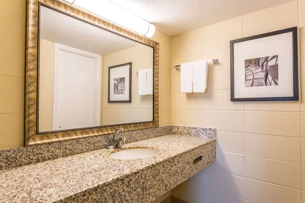 Howard Johnson by Wyndham Virginia Beach At The Beach - photo 7