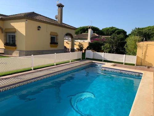 La Bilbaina Con Piscina Jardin Y Parking Exclusivo 10 in Chiclana De La Frontera, Spain