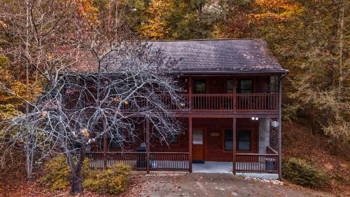 5 Mins to Pigeon Forge Strip w Hot Tub Grill MORE in Pigeon Forge, United States