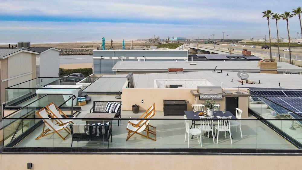 Velvet Sand Buyout by AvantStay Steps to Newport Beach Sleeps 22 in Newport Beach, United States