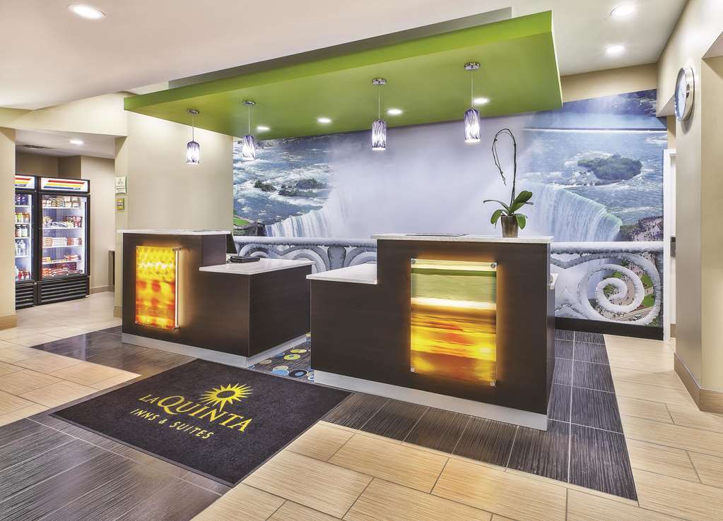 La Quinta Inn & Suites by Wyndham Niagara Falls - photo 4
