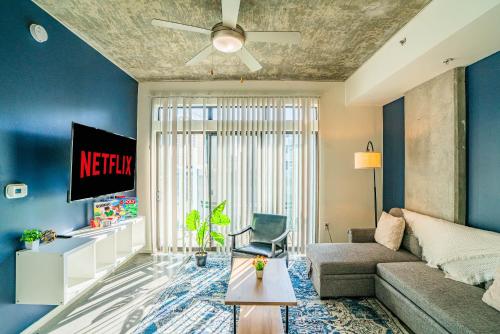 Adorable 1BD Central Downtown Gym Pool Parking — 4-Star Luxury Hotel in Phoenix, United States