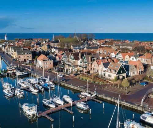 Zeiljacht op Urk Nederland — hotel in Urk