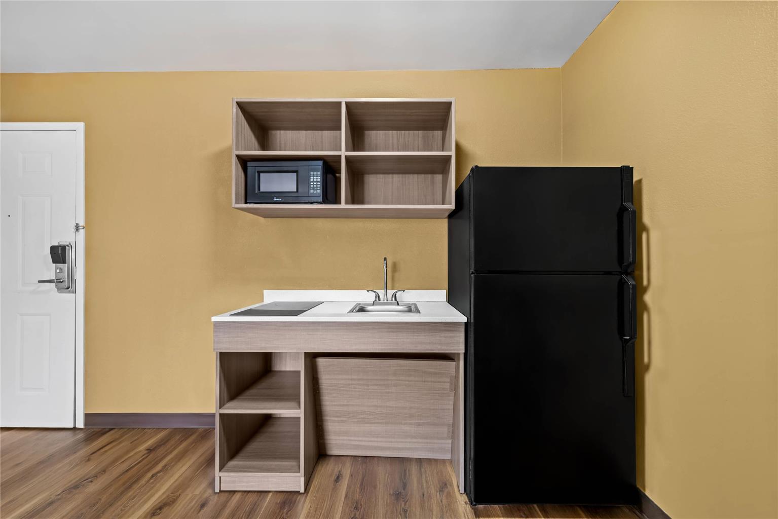 Suburban Studios Charlotte Executive Park - photo 22