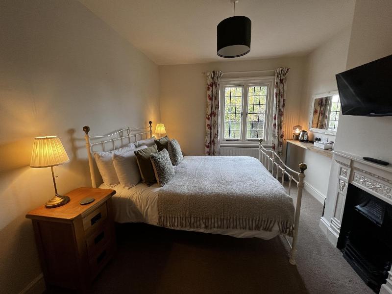 The White Hart — 4-Star Luxury Hotel in Alton, United Kingdom