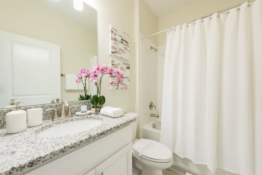 Chic Luxury Haven Unforgettable Retreat - photo 12