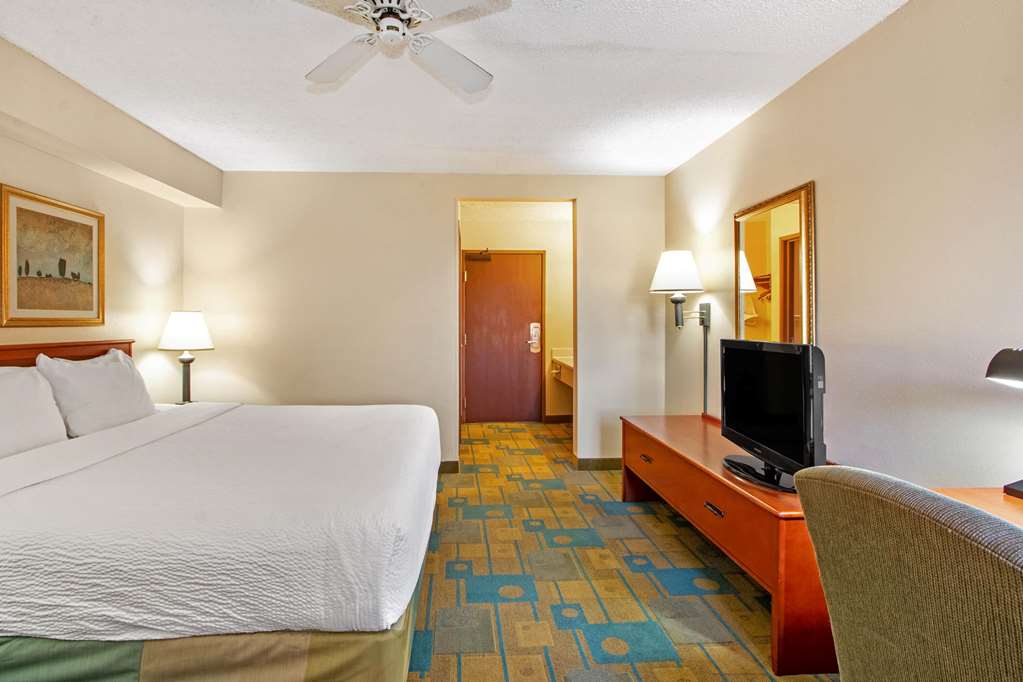 La Quinta Inn & Suites by Wyndham Albuquerque Journal Ctr NW - photo 14