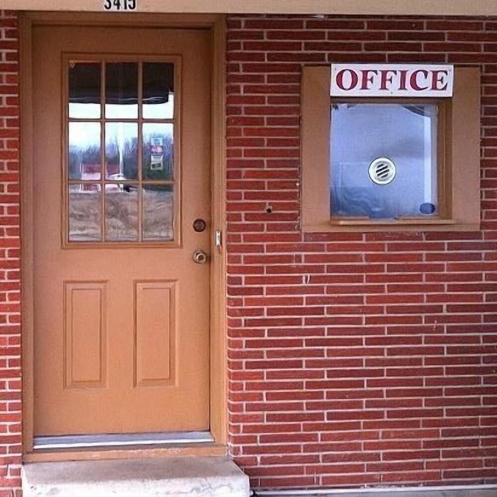 Regency Inn Bald Knob - photo 17