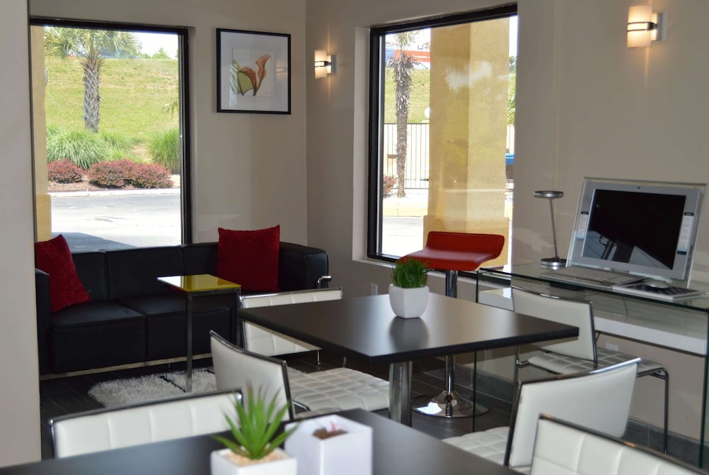 Super 8 by Wyndham Stockbridge - photo 3