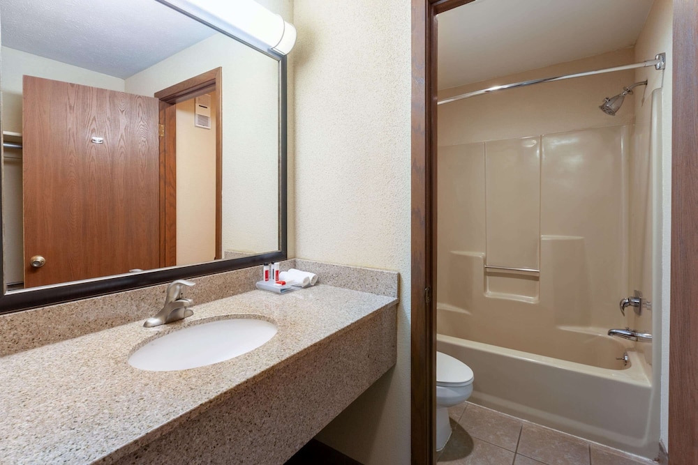 Baymont by Wyndham St. Ignace Lakefront - photo 22
