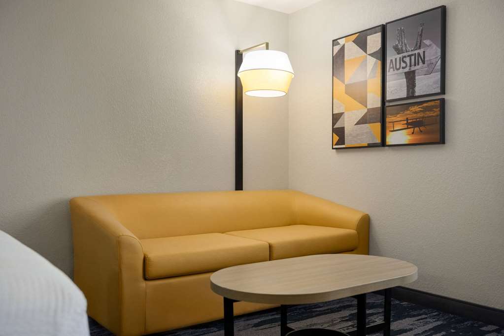 La Quinta Inn & Suites by Wyndham Austin Southwest - photo 37