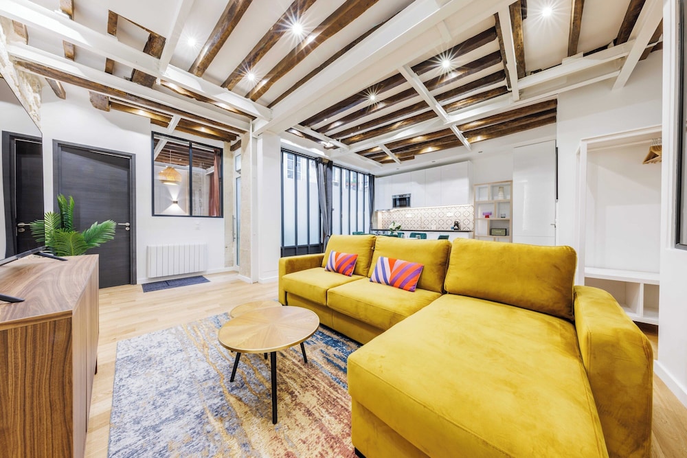Spacious Apartment 2br 6p Porte saint martin — 4-Star Luxury Hotel in Paris, France