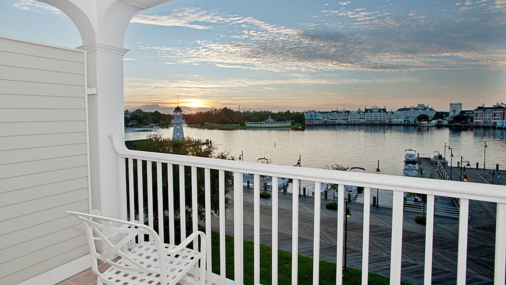 Disney's Yacht Club Resort - photo 4