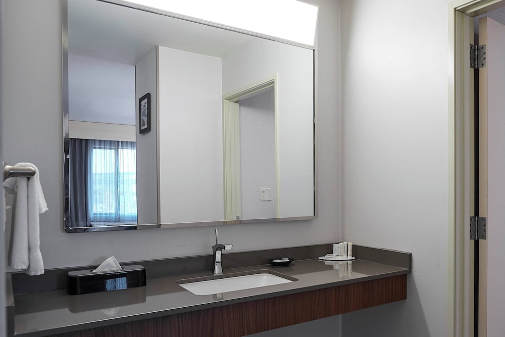 Courtyard by Marriott Medford Airport - photo 39