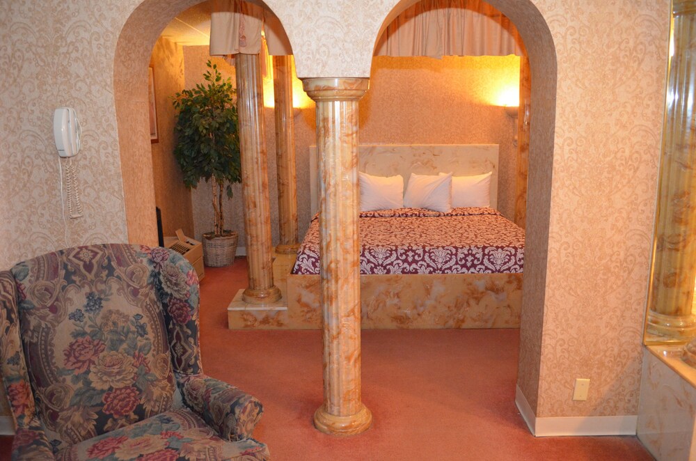 Red Carpet Inn And Fantasuite Hotel - photo 3