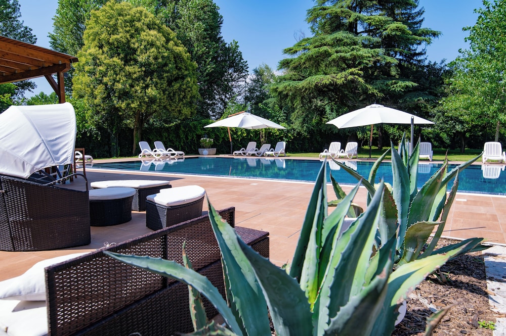 Villa Vitti's Verona est — 4-Star Luxury Hotel in San Martino Buon Albergo, Italy