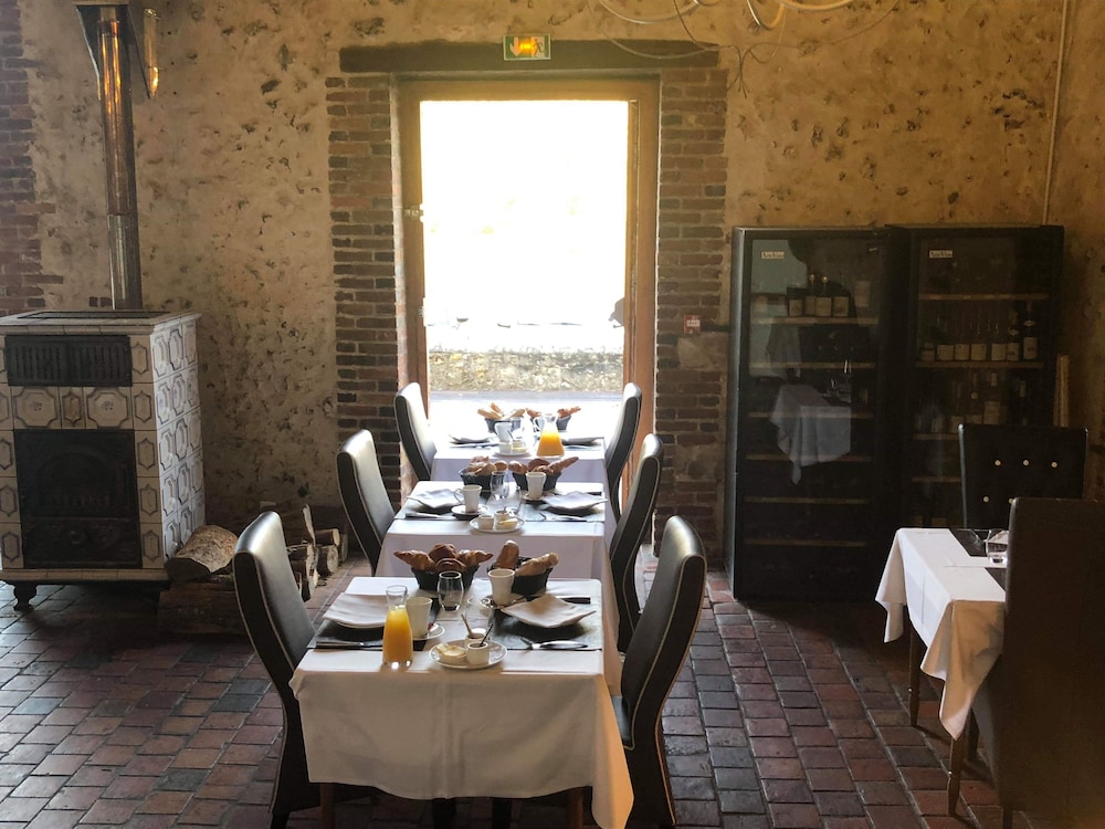 La Lucarne Aux Chouettes — hotel in Villeneuve-Sur-Yonne