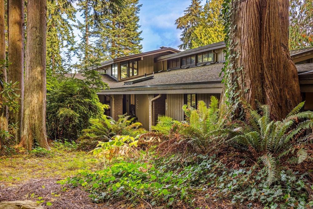 Puzzle Point Lodge In Poulsbo 21123880 — Poulsbo